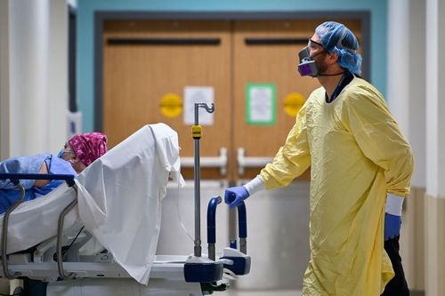 Bệnh viện hết oxy, bác sĩ phải trốn trong căn tin