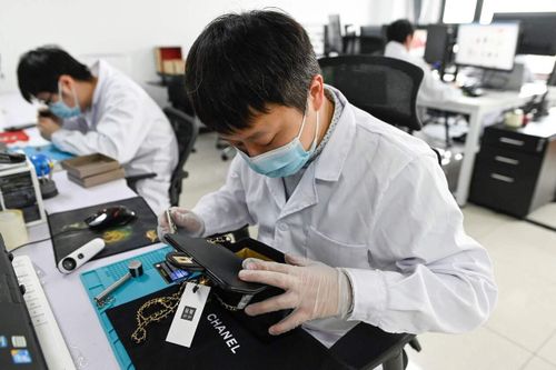 Chi hàng nghìn USD để học phân biệt hàng hiệu thật và giả