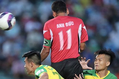 Anh Đức khiến hàng công tuyển Việt Nam chật chội