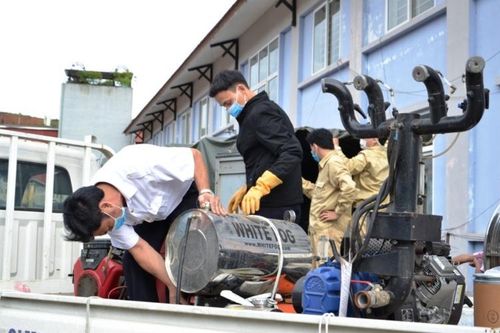 Dùng máy công suất lớn phun khử khuẩn thị xã Sa Pa