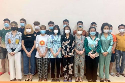 Tụ tập 'bay lắc' trong quán hát cho nhau nghe