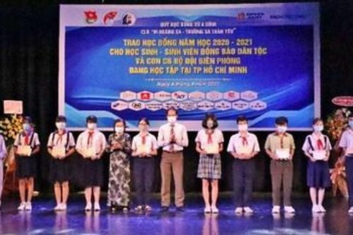 Trao 225 suất học bổng Vừ A Dính cho học sinh, sinh viên