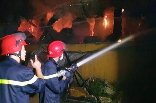 Huy động 14 xe cứu hỏa chữa cháy kho chứa giấy tại Khu công nghiệp Phú Bài