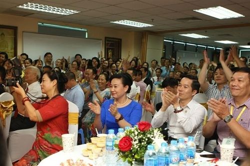 'CLB Tình người khuyên người dân bán bớt tài sản, ít quan tâm chồng con'