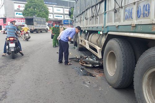 Va chạm với xe tải, nam sinh lớp 12 tử vong