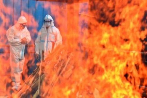 Ấn Độ: Con gái nhảy vào giàn thiêu khi hỏa táng cha