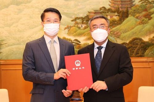 Tổng Lãnh sự Việt Nam tại Hong Kong và Macau Phạm Bình Đàm nhận Giấy Chấp thuận Lãnh sự