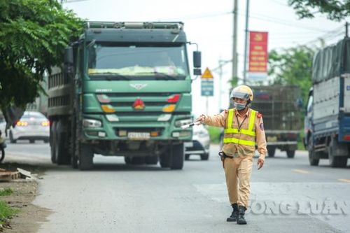Hà Nội: Đội CSGT huyện Thạch Thất 'kêu khó' trong việc xử lý xe quá tải