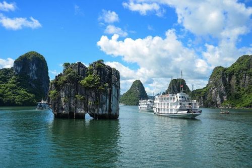 Quảng Ninh: Tạm dừng toàn bộ hoạt động du lịch trên toàn tỉnh, bao gồm cả vịnh Hạ Long từ 12h trưa nay
