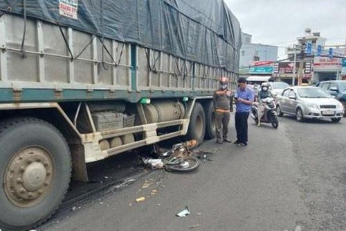 Đắk Lắk: Va chạm với xe tải, nam sinh lớp 12 đi xe máy tử vong
