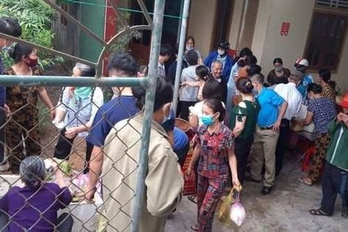 Hoãn cưới phòng dịch, chú rể xúc động khi được dân làng 'giải cứu' 150 mâm cỗ