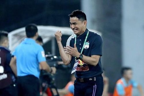 FIFA 'tặng quà' đặc biệt cho HLV Kiatisak