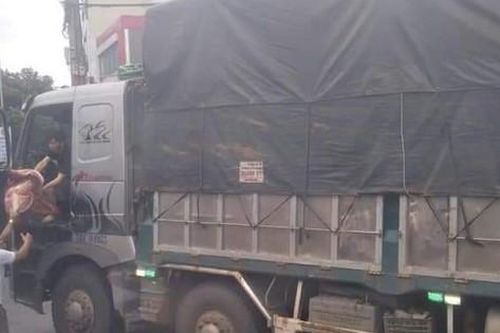 Xe máy va chạm với xe tải, nam sinh lớp 12 tử vong