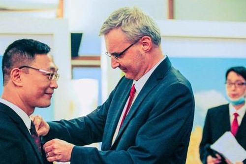 TS Trần Văn Công được Pháp trao Huân chương Hiệp sĩ Nghệ thuật và Văn học