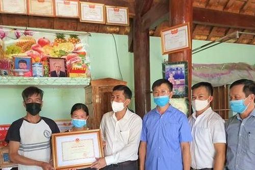 Truy tặng bằng khen cho nam sinh quên mình cứu 2 bạn đuối nước