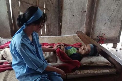 Cha mẹ qua đời, em gái 15 tuổi mò cua, bắt ốc nuôi anh trai bệnh tật