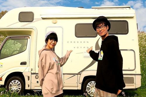 Tình yêu sét đánh của anh chàng 37 tuổi và người vợ 62 tuổi