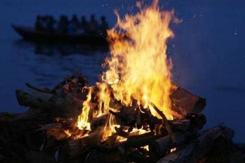 Con gái Ấn Độ nhảy vào giàn thiêu xác cha mới qua đời vì Covid-19
