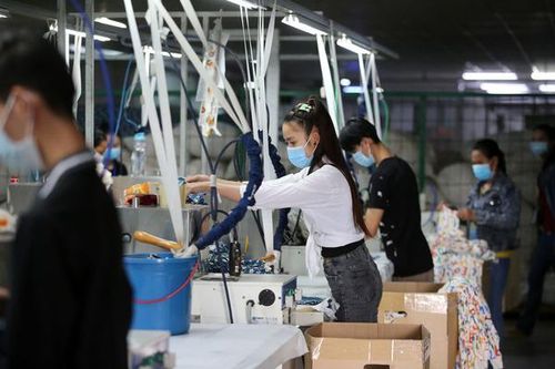 Thủ đô Campuchia dỡ phong tỏa Covid-19, nhiều nhà máy mở cửa trở lại