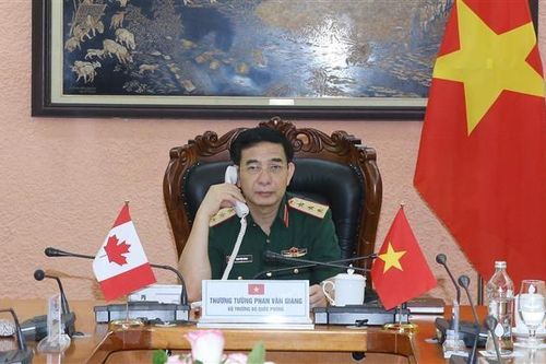 Bộ trưởng Bộ Quốc phòng Việt Nam điện đàm với người đồng cấp Canada