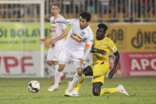 Diễn biến dịch COVID-19 phức tạp, Vòng 13 V-League 2021 tạm hoãn
