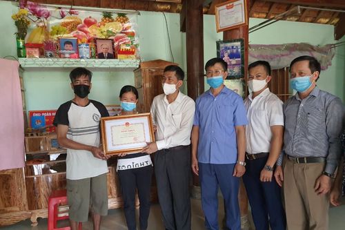 Truy tặng Bằng khen của Bộ GD&ĐT cho nam sinh quên mình cứu 2 em nhỏ