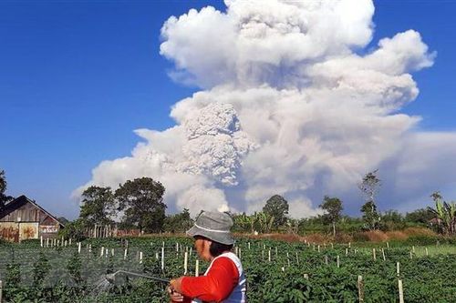 Núi lửa Sinabung tại Indonesia phun cột tro bụi cao 2.000m