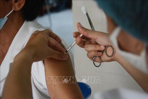 Nhiều địa phương tiêm phòng cho các đối tượng thuộc tuyến đầu chống dịch