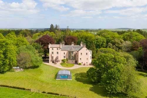 Lâu đài màu hồng đẹp như cổ tích ở vùng cao nguyên Scotland