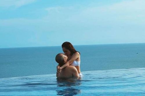 Vợ chồng anh trai Bảo Thy khoe khoảnh khắc 'nóng bỏng' khiến dân mạng xuýt xoa: Quá tình cảm!