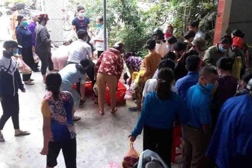 Gia đình hoãn đám cưới con do dịch, cả làng xúm lại giải quyết 150 mâm cỗ thừa