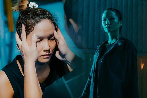 H'Hen Niê bị võ sư đá bay 5 mét, đau tái mặt nhưng vẫn quyết không nhờ người đóng thế