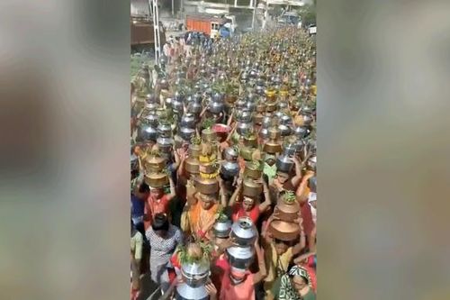 Hàng nghìn phụ nữ Ấn Độ dâng nước thiêng để 'ngăn Covid-19'