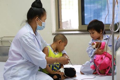 Người phụ nữ dân tộc sửng sốt khi 3 mẹ con cùng bị tan máu bẩm sinh