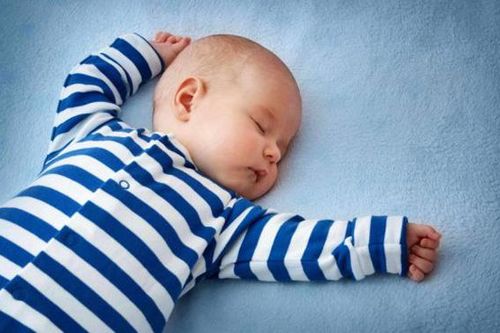 Trẻ sơ sinh có nên nằm gối không? Có nên cho trẻ dùng gối chống bẹp đầu không?