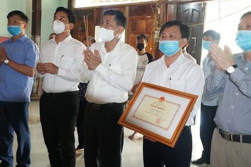 Truy tặng bằng khen của Bộ GD&ĐT cho nam sinh lớp 7 cứu 2 em nhỏ bị đuối nước