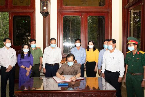 Lãnh đạo tỉnh An Giang viếng, dâng hoa, dâng hương đền thờ Chủ tịch Tôn Đức Thắng và Nghĩa trang liệt sĩ tỉnh