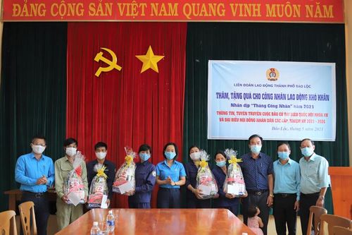 Trao quà cho công nhân, người lao động khó khăn