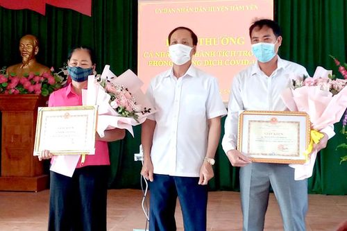 Hàm Yên khen thưởng hai công dân có thành tích trong phòng chống dịch Covid-19