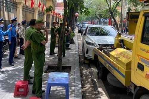 Vi phạm luật giao thông, tài xế Lexus thách thức lực lượng chức năng
