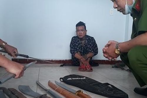 Bắt hai thanh niên xăm trổ cùng lô hung khí, ma túy