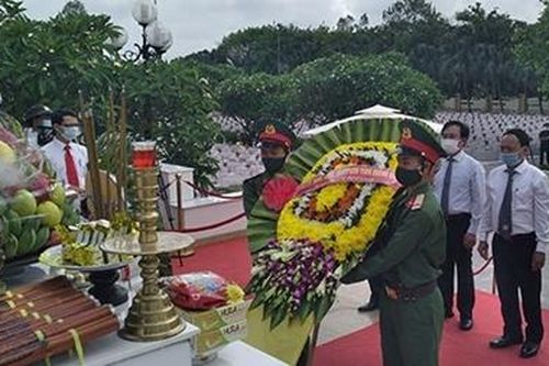 Truy điệu và an táng 16 hài cốt liệt sỹ hy sinh ở nước bạn Lào