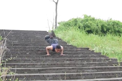 Đầu bếp trình diễn 'kungfu bọ cạp' đi bậc thang bằng 2 tay