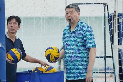 Huấn luyện viên Li Huan Ning đồng hành cùng bóng chuyền nam Việt Nam tại SEA Games 31