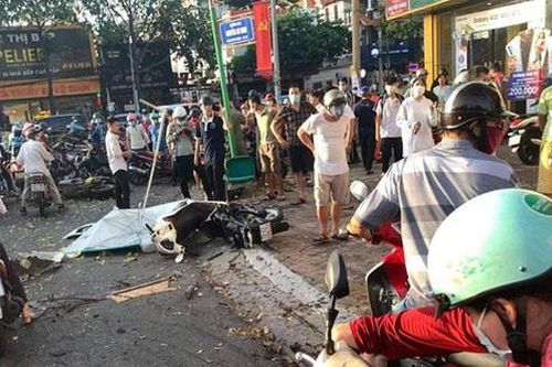 Khoảnh khắc kinh hoàng nữ tài xế nghi đạp nhầm chân ga, xe ô tô lao lên vỉa hè gây tai nạn liên hoàn