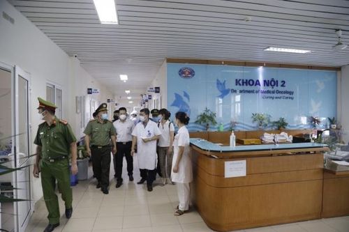 Bệnh viện K: 3 người nhà bệnh nhân không đeo khẩu trang bị xử phạt 2 triệu đồng/người