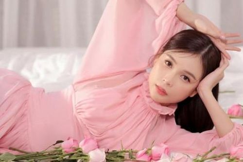 Sam trang điểm nhẹ nhàng, mặc đồ đơn giản vẫn cho ra bộ ảnh đẹp xuất sắc