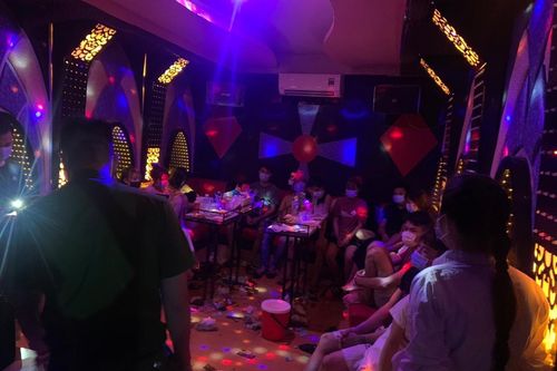 Cận cảnh quá trình đột kích quán hát cho nhau nghe, bắt quả tang 13 đối tượng 'bay lắc'