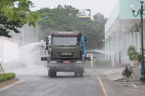 Bộ Tư lệnh Thủ đô phun khử khuẩn Bệnh viện K cơ sở Tân Triều phòng Covid-19