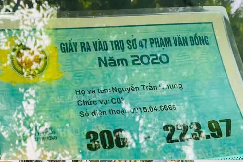 Xác minh giấy ra vào Bộ Công an gắn trên xe Lexus đỗ trái phép